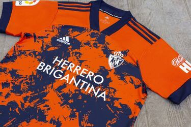 La Ponferradina desvela su segunda y tercera equipación