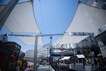 Toldos instalados por el Ayuntamiento de Madrid en la Puerta del Sol. El Ayuntamiento de Madrid defiende la instalación de toldos desmontables en la Puerta del Sol, argumentando que es un Bien de Interés Cultural (BIC) donde no se pueden plantar árboles ni instalar estructuras permanentes.
02 JULIO 2025
Eduardo Parra / Europa Press
02/07/2025