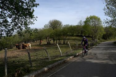 “Ese doble paso dará mucho juego porque es posible que veamos dos carreras. Una por la etapa y otra por la general”, explica el corredor mientras pasa al lado de unas vacas. La ganadería es una de las principales actividades de la zona. Con población reducida, también cuenta con gente jubilada que reside en una zona “tranquila”.