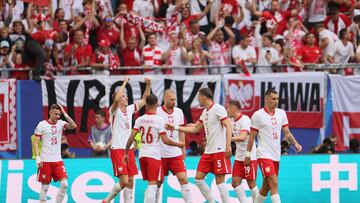 Hamburg (Germany), 16/06/2024.- Adam Buksa (2L) of Poland celebrates with teammates after scoring the opening goal during the UEFA EURO 2024 group D soccer match between Poland and the Netherlands, in Hamburg, Germany, 16 June 2024. (Alemania, Países Bajos; Holanda, Polonia, Hamburgo) EFE/EPA/Leszek Szymanski POLAND OUT