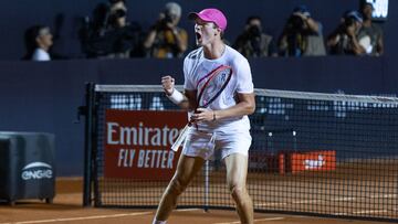 El tenista brasileño João Fonseca celebra su victoria ante el chileno Cristian Garín en los octavos de final del Torneo de Río de Janeiro.