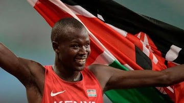 El atleta keniano Clement Kemboi celebra su victoria en la prueba de 3.000 obstáculos en los Juegos Africanos de Brazzaville 2015.