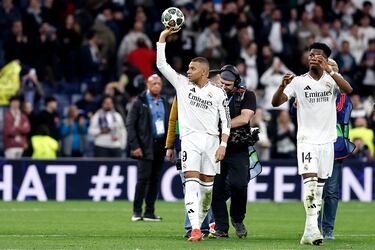 Kylian Mbappé con el balón de su hat trick tras finalizar el partido.