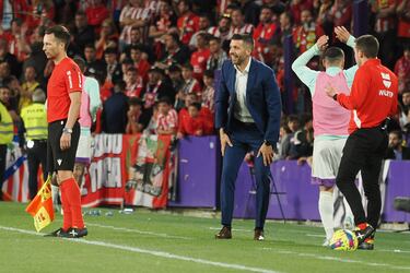 Paulo Pezzolano, entrenador del Valladolid, dentro de su área técnica durante el partido.