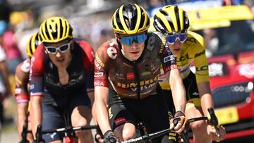 El ciclista danés del Jumbo-Visma Jonas Vingegaard y el ciclista galés del Ineos Grenadiers Geraint Thomas ruedan durante una etapa del Tour de Francia 2022.