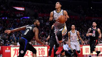 Jordan Clarkson lanza ante Sindarius Thornwell durante el Los Angeles Clippers-Cleveland Cavaliers.