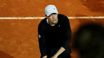 La tenista polaca Iga Swiatek recoge sus cosas tras su retirada por lesión en su partido ante Elena Rybakina en los cuartos de final del WTA 1.000 de Roma.