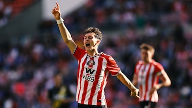 Considerado una de las mayores promesas de la academia del Sunderland. Se desempeña principalmente como centrocampista ofensivo, aunque su versatilidad le permite jugar en otras posiciones. Se convirtió en el goleador más joven en la historia del club y en la EFL Cup. A pesar de su juventud, ha demostrado una gran madurez en el campo, con una visión de juego y habilidad técnica