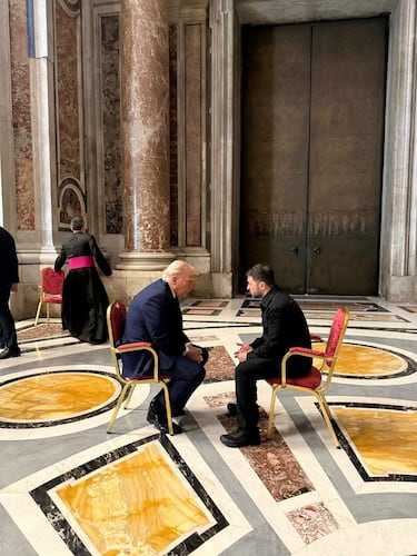 El presidente de Ucrania, Volodymyr Zelenskiy, y el presidente de Estados Unidos, Donald Trump, aparecen en una reunión, mientras asisten al funeral del Papa Francisco, en el Vaticano.