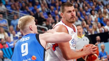 RIGA (Latvia), 27/08/2025.- Nikola Jokic (R) of Serbia and Matthias Tass of Estonia in action during the EuroBasket 2025 group phase basketball match between Serbia and Estonia, in Riga, Latvia, 27 August 2025. (Baloncesto, Letonia) EFE/EPA/TOMS KALNINS