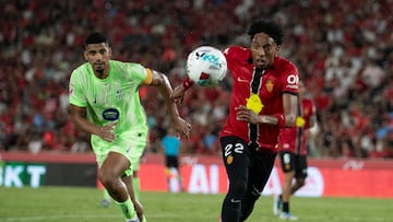 Barcelona's Uruguayan defender #04 Ronald Federico Araujo da Silva (L) and Real Mallorca's Colombian defender #22 Johan Mojica vie for the ball during the Spanish league football match between RCD Mallorca and FC Barcelona at Mallorca Son Moix Stadium in Palma de Mallorca on August 16, 2025. (Photo by JAIME REINA / AFP)