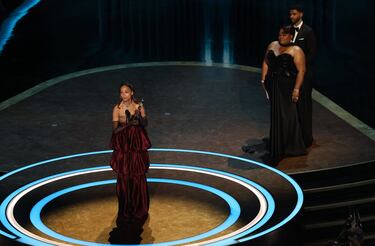 Zoe Saldaña recibe el Oscar por su interpretación en la película 'Emilia Pérez'.