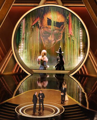 Nathan Crowley y Lee Sandales reciben del Oscar por el diseño de producción gracias a los enormes decorados de la película 'Wicked'.