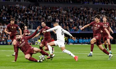 2-0. Jugadón del equipo de Ancelotti. Vinicius conecta con Rodrygo que asiste, con un caño a Khusanov, para el nueve del Real Madrid. El francés controla, recorta a Gvardiol y bate a Emerson con un derechazo.