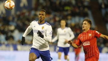 Jair Amador corre hacia el balón frente al Sevilla.