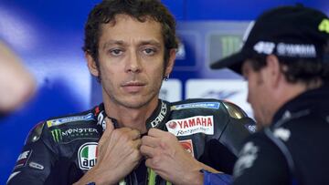 Valentino Rossi en el box de Yamaha durante el GP de Aragón de 2019.