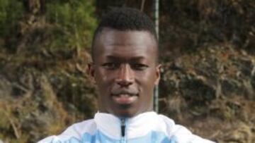 Pape Cheikh manda material a la academia FC Solar donde se crió.