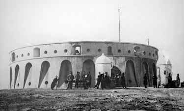 El 17 de julio de 1936, arrancó la sublevación en Melilla. Comenzó el levantamiento militar para derrocar al Gobierno elegido democráticamente. Posteriormente, se van sumando otras plazas y todo el Protectorado de Marruecos. Los rebeldes comienzan a dominar la situación ante un Gobierno que no dio importancia a esos hechos y que tomó medidas insuficientes. Al día siguiente, se sublevó Franco en Canarias. Dirigió un llamamiento a las divisiones y bases navales. Se dirigió a Marruecos mientras en Sevilla, Queipo de Llano, se apoderó del mando de la II División y controló algunos puntos estratégicos de la capital andaluza. A lo largo del mes de julio surgieron más sublevaciones en diferentes puntos del país. La Guerra Civil ya era imparable.