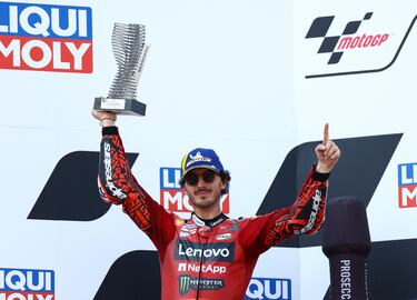 Francesco Bagnaia en el podio del Gran Premio de Alemania de Moto GP en el circuito de Sachsenring.