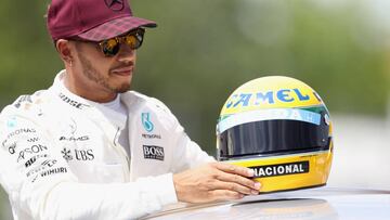 Lewis Hamilton admirando el casco de Senna.