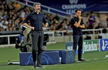 El técnico del Amberes, Mark van Bommel, da instrucciones a sus jugadores.