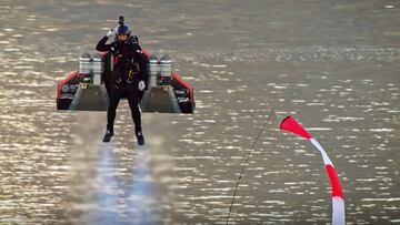 Vince Reffet, Jetman francés, a punto de volar como nadie lo había hecho antes en Dubái.