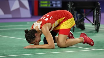 PARÍS, 04/08/2024.- La jugadora española Carolina Marín llora tras retirarse, debido a una lesión, de su partido de semifinales de bádminton femenino individual de los Juegos Olímpicos de París contra la china Bing Jiao He en el pabellón a Chapelle Arena este domingo en la capital francesa. EFE/ Miguel Gutiérrez