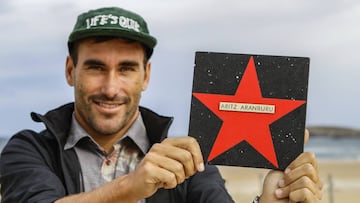 El surfista guipuzcoano posa con la estrella que añadió al paseo de las estrellas del surf de Somo (Ribamontán al Mar, Cantabria).