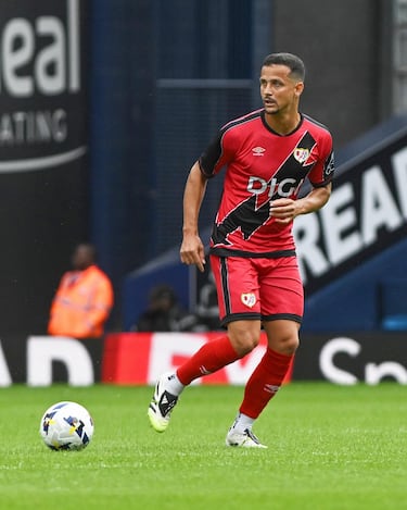 El zaguero italo-brasileño aterriza en Vallecas tras una breve etapa en Marsella. Con experiencia en LaLiga de la mano del Real Betis, el central de 28 años firma por una temporada para liderar la defensa del Rayo Vallecano en su regreso a liccwin247.competiciones europeas, aportando carácter, fiabilidad y jerarquía.