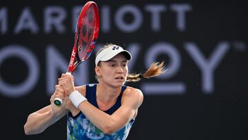 Brisbane (Australia), 04/01/2024.- Elena Rybakina of Kazakhstan in action against Elise Mertens of Belgium during a round of 16 match of the 2024 Brisbane International match at the Queensland Tennis Centre in Brisbane, Australia 04 January 2024. (Tenis, Bélgica, Kazajstán) EFE/EPA/ZAIN MOHAMMED AUSTRALIA AND NEW ZEALAND OUT