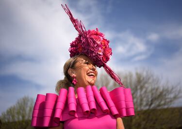 Ambiente durante el 'Ladies Day' del Grand National Festival, la carrera ecuestre más importante de las que se celebran en el Reino Unido, en el Circuito de Aintree, Liverpool.