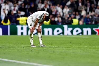 Los futbolistas del Real Madrid lamentan la derrota.