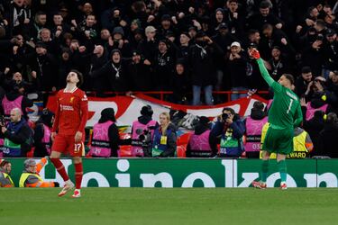 Gianluigi Donnarumma celebra su parada a Curtis Jones del Liverpool durante la tanda de penaltis.