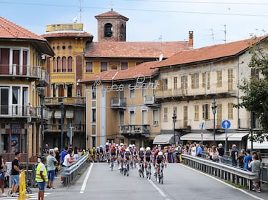 Amanuel Ghebreigzabhier de Eritrea y Team Lidl - Trek y Tobias Bayer de Austria y Team Alpecin - Deceuninck lideran el pelotón durante la primera etapa de La Vuelta a España 2025.