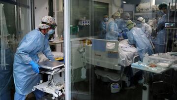 Hospital staff treat patients suffering from the coronavirus disease (COVID-19) in the Intensive Care Unit (ICU) at Hospital del Mar, after Catalonia's government imposed new restrictions in an effort to control an outbreak of the disease in Barcelona, Spain November 5, 2020. REUTERS/Nacho Doce