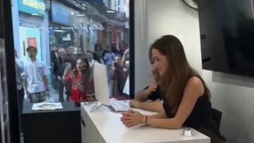 Lo que le hace su novio en el trabajo es para verlo: entre el ‘tierra, trágame’ y el amor