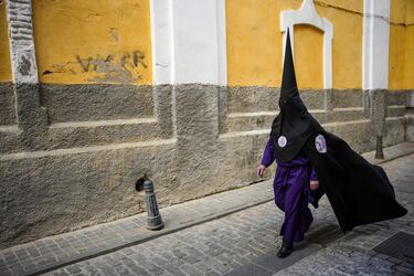 Un nazareno se dirige a la Iglesia Parroquial de San Bernardo para realizar su estación de penitencia el Miercóles Santo, en Sevilla. 