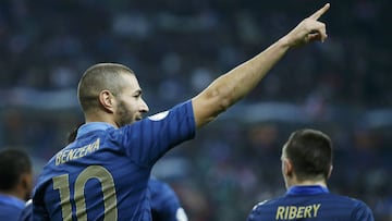 Karim Benzema celebra un gol a Finlandia con Francia en un partido de clasificación para el Mundial de Brasil 2014.