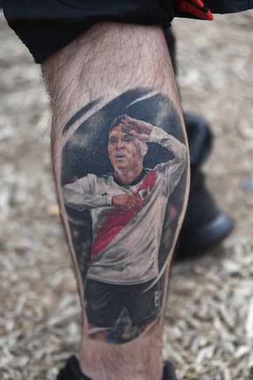 Un aficionado de River Plate tiene un tatuaje de Juan Fernando Quintero en la pierna antes del partido entre River Plate y el Club Monterrey en el estadio Rose Bowl de Pasadena.