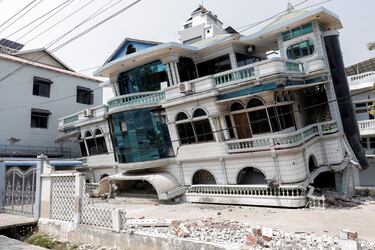 Vista de un edificio derrumbado tras un fuerte terremoto en Mandalay, Myanmar.