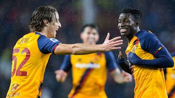 GENOA, ITALY - NOVEMBER 21: Felix Afena of Roma (R) celebrates with his team-mate Edoardo Bove after scoring his second goal during the Serie A match between Genoa CFC and AS Roma at Stadio Luigi Ferraris on November 21, 2021 in Genoa, Italy. (Photo by Ge