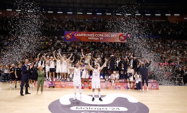 Los capitanes del Real Madrid, Rudy Fernández y Sergio Llull, levantan el trofeo de la Copa del Rey