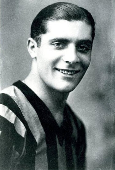 El delantero italiano jugó desde 1944 hasta 1946. Disputó 14 partidos y marcó 2 goles. 