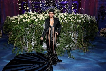 Halle Berry posa en la alfombra roja de la MET Gala 2025.