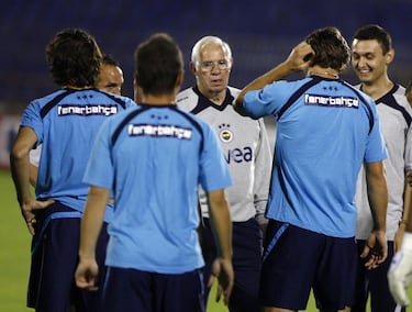 Como entrenador dirigió a nueve clubes: Atlético de Madrid, Betis, Barcelona, Espanyol, Sevilla, Valencia, Oviedo, Mallorca, Fenerbahçe además de ser el seleccionador del combinado nacional español. En su palmarés hay cuatro Copas del Rey (tres con el Atleti y una con el Barcelona), una Liga, una Supercopa de España, una Copa Intercontinental con los rojiblancos y la Eurocopa de 2008 con la selección española. A esto hay que sumarle que fue galardonado con la medalla de oro de la Real Orden del Mérito Deportivo y Premio IFFHS como mejor seleccionador del año.