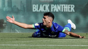 GETAFE (MADRID), 05/11/2022.- Aleñá, del Getafe, se queja tras una jugada durante el partido correspondiente a la decimotercera jornada de LaLiga entre el Getafe FC y el Cádiz FC disputado este sábado en el Coliseum Alfonso Pérez de Getafe. EFE/ Mariscal
