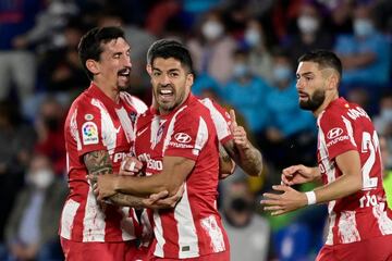 1-1. Luis Suárez celebra el primer gol.