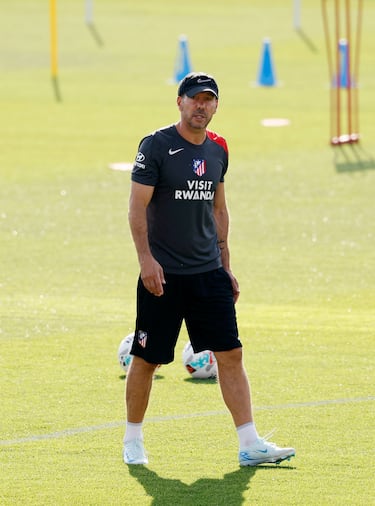 Diego Simeone durante el entrenamiento. 