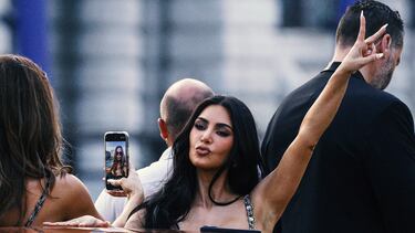 Kim Kardashian se fotografía en un barco, antes de la esperada boda del fundador de Amazon, Jeff Bezos, y la periodista Lauren Sánchez en Venecia.