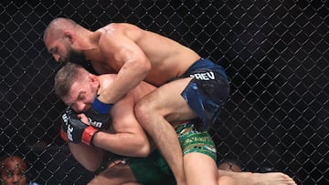 CHICAGO, ILLINOIS - AUGUST 16: Khamzat Chimaev of the United Arab Emirates grapples with Dricus du Plessis of South Africa during their middleweight title bout in UFC 319 at the United Center on August 16, 2025 in Chicago, Illinois. Geoff Stellfox/Getty Images/AFP (Photo by Geoff Stellfox / GETTY IMAGES NORTH AMERICA / Getty Images via AFP)